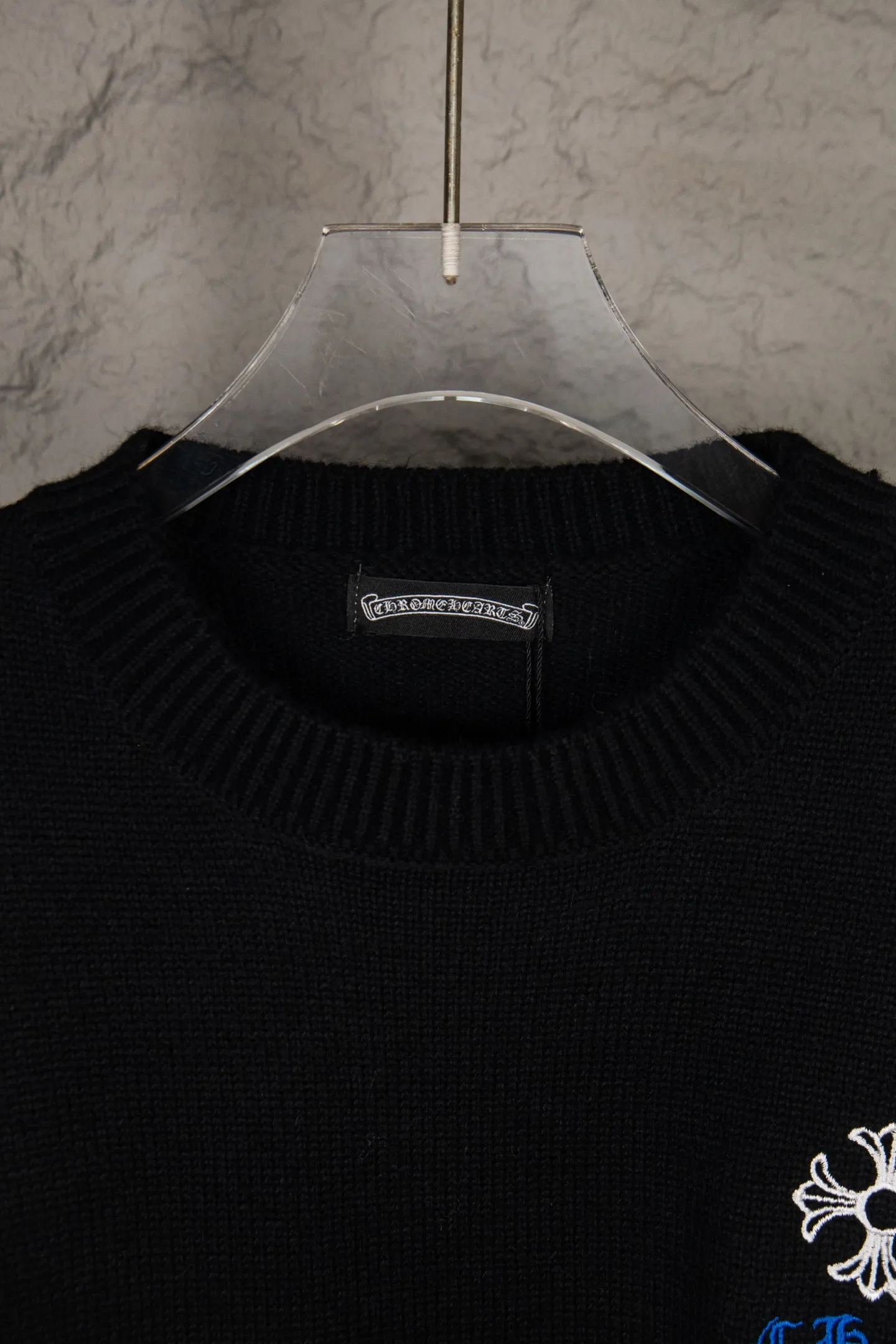 P260 Chrome Hearts CH Chrome Hearts Embroidered Disk Sanskrit Cross Hole Knitted Sweater Pullover. The popular style is the same for men and women. It is matched with black and white. It looks great in real life. The upper body looks good and it looks good in daily wear. It is even better when taking photos. It’s hard not to buy it. Buy it for me!!! Believe me, no one can refuse such a machine-length Chrome Hearts jacket. The version has been expanded based on the old version. The upper body is loose and stylish, and the hem is expanded to a casual design. Fat people look extremely slim, thin people have limited height and high-end. Ten thousand yuan ZP printing, 1:1 perfect restoration, looks good when worn alone or stacked, can be easily controlled by both men and women. If you care more about quality, you must also respect the price. It is completely different from the thin see-through bottoms and junk products on the market that pill when worn. If the style makes you shine at a glance, then quality is what you should pay more attention to. Compared with price, we focus on quality. Customers who have received my products all know it. ️️️ Sweaters on the market are generally made of bract core yarn. We use modal. The advantages over core-spun yarn are very intuitive: high cost, high price, high density, relatively expensive for developers, and let us make a lot less money. In addition, it is delicate, has no scum on the upper body, resists pilling, and is high-end. We are conscientious sellers and do not use core-spun yarn. Apart from being cheap, core-spun yarn is really useless. It shrinks, pills, hooks, and makes people pierced. He is proficient in everything. It is 2024. Who doesn’t want to look decent when they go out? Quality determines the upper body effect. No matter how bad the quality, the best style is still the temperament of the urban-rural fringe. We only do long-term business. Quality determines character. Take it back and wear it with confidence and wash it. The quality of the pattern will definitely make your eyes shine. We only make the right version of high quality. We make high-end hard goods. Reject junk goods and reject fast food. Conscientious quality and conscientious price. You deserve it!  Color: Black Beige Gray Size: S M L